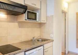 Studio Climatisé Proche Plage et Commerces avec Balcon, Wi-Fi et Parking - FR-1-466A-16