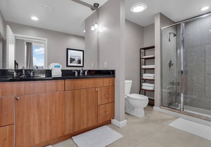 Stylish 2 bed / 2 bath Downtown Condo with Parking.