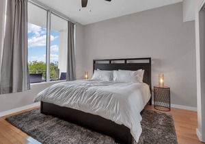 Stylish 2 bed / 2 bath Downtown Condo with Parking.