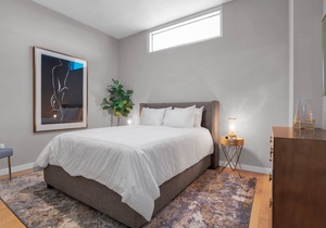 Stylish 2 bed / 2 bath Downtown Condo with Parking.