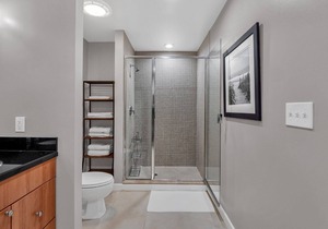 Stylish 2 bed / 2 bath Downtown Condo with Parking.