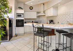 This very nice vacation apartment on the 1st floor has three bedrooms and a living room that opens o