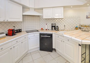 This very nice vacation apartment on the 1st floor has three bedrooms and a living room that opens o