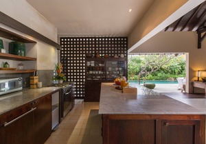 Tropical Ambience 3BR Villa In Seminyak! 8Min Walk To Eat Street! W/Swim Pool!