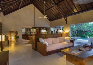 Tropical Ambience 3BR Villa In Seminyak! 8Min Walk To Eat Street! W/Swim Pool!