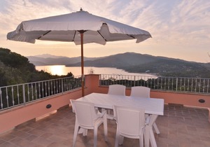 Two semi-detached houses in the immediate vicinity, for a total of three apartments on a 5-acre lot.
