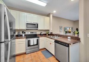 Upstay: Tropical Style Family Condo w Pool/Hot Tub