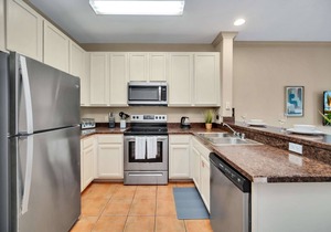 Upstay: Tropical Style Family Condo w Pool/Hot Tub
