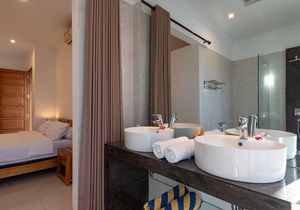 Villa Lovina-beach 2, luxury 5 * villa, staff, beachfront, pool, free boattrip