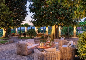 Villa Magnolie, a 5 bedrooms Traditional Villa in Lucca with Private Garden in the Hamlet of Vorno