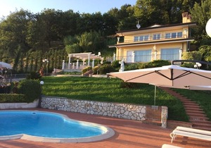 Villa Sophia, Private Pool and wonderful sea view on Tuscan hill. 4 rooms