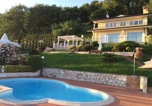 Villa Sophia, Private Pool and wonderful sea view on Tuscan hill. 4 rooms