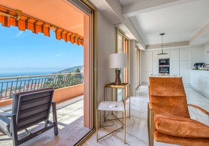Villefranche Bay View - sleeps 5 guests in 2 bedrooms and a luxury sofa bed