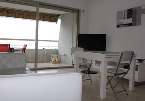 Villeneuve-Loubet: Apartment with Terrace, Air Conditioning and Garage