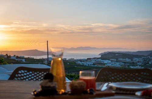 Santorini House | 120 m² House ∙ 3 bedrooms ∙ 8 guests