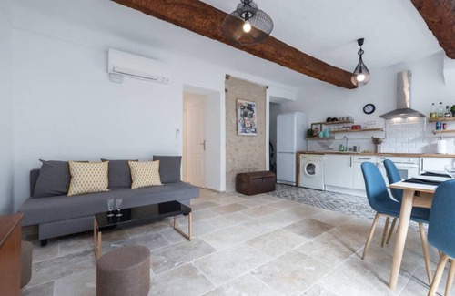 Antibes Old Town Apartment | (13c) Le marche Provencal
