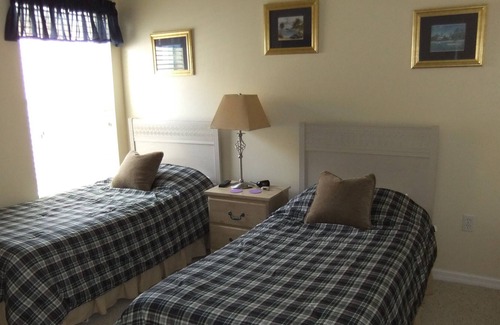 Eagle Pointe South Villa | 15 mins to Disney,4 Bed / 2 bath villa, sleeps 8, with pool & no rear neighbours