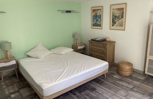 Cap-d'Antibes Bed & Breakfast | 18 m² self-contained room in a pine-filled villa