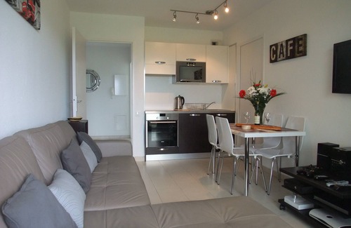 Antibes Apartment | 2 bedroom, Overlooking Parc Exflora + Sea views. Pool+Beach 200m + Parking + A/C
