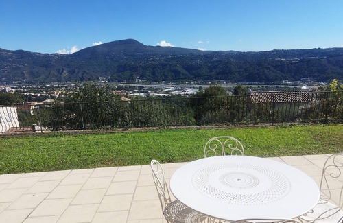Gattieres Apartment | 2 rooms, garden level in Provencal villa