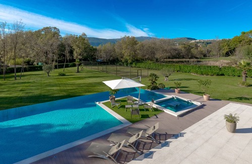 Chateauneuf-Grasse Villa | 250 m² Villa ∙ 7 bedrooms ∙ 10 guests