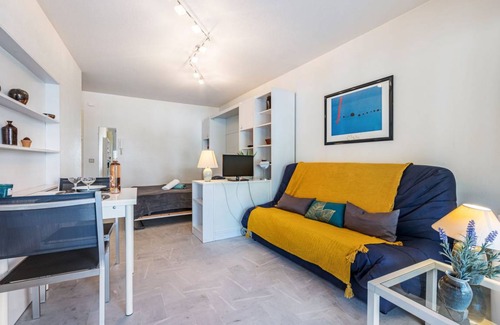 Riou - Petit Juas - Av de Grasse House | 27 m² House ∙ 1 bedroom ∙ 2 guests