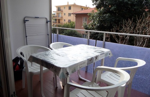 Roquebrune-Cap-Martin Apartment | 27 m2 studio + 7 m2 loggia, air conditioning, private parking, side sea view, 100m from the sea