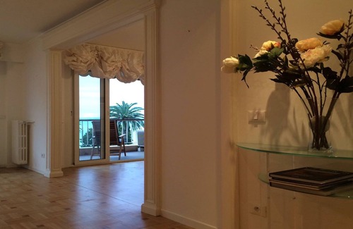 Old Town Condo | 3 Bedroom Flat, Beach/Water View in Downtown Menton Next to Casino 969 sqft