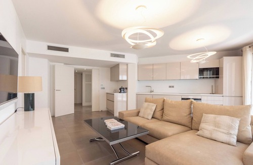 Pointe Croisette Apartment | 3-Br Apartment with Pool, Parking & Beaches 100m away