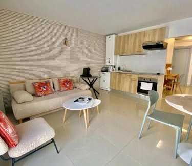 Le Suquet Apartment | 3 pièces- Vieux port- Terrasse - Parking Possible