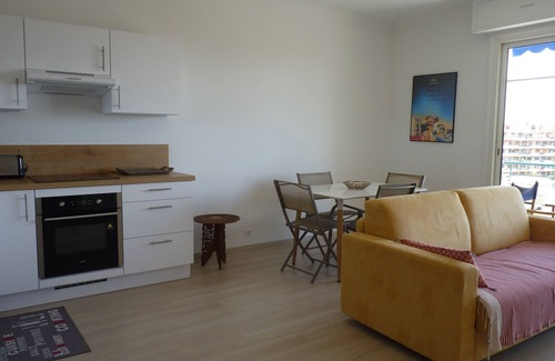 Menton Apartment | 3-room apartment with balcony, sea view, beach 200 m'away. Bright, wifi.