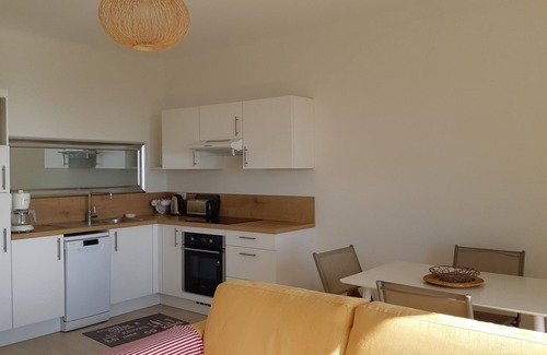 Menton Apartment | 3-room apartment with balcony, sea view, beach 200 m'away. Bright, wifi.