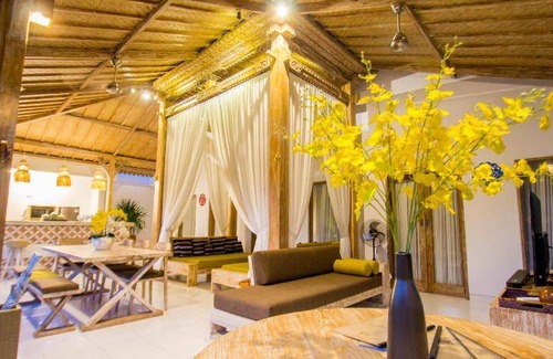 Sunset Road Villa | 300 m² Villa ∙ 2 bedrooms ∙ 6 guests