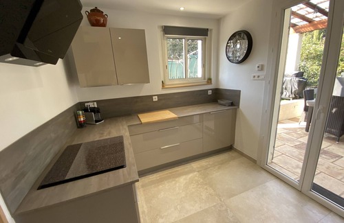 Boulouris-sur-Mer House | 30m from the beach, air-conditioned house, sea view, enclosed garden, ideal for families