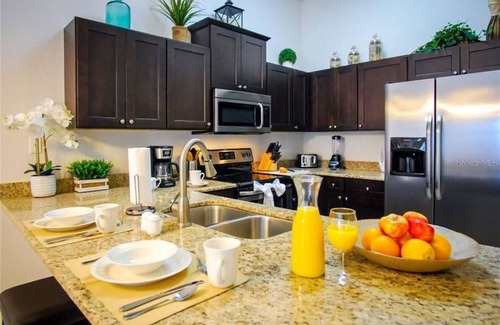 West Haven House | 4 bed pool home, 2 king suites, west-facing pool, games room, Disney 11 miles!