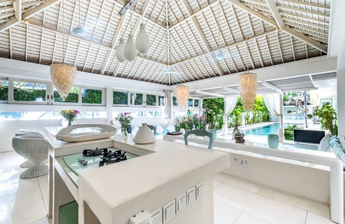 Berawa Villa | 5BR White Pool Villa, Close to Beach | Puro Blanco