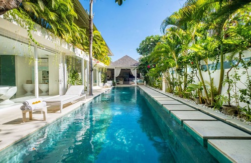 Berawa Villa | 5BR White Pool Villa, Close to Beach | Puro Blanco