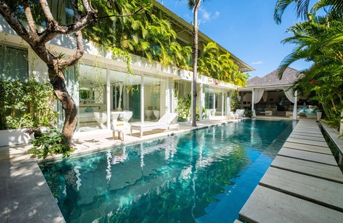 Berawa Villa | 5BR White Pool Villa, Close to Beach | Puro Blanco