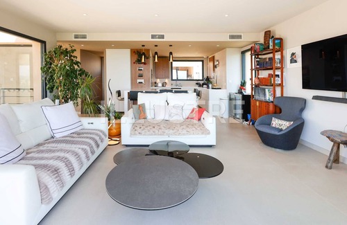 Cagnes-sur-Mer Villa | 6 Minutes to the Beach! New Panoramic Sea View Villa, Pool, jacuzzi & Garden!