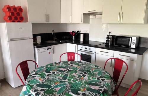 Antibes Old Town Apartment | Air-conditioned two-room apartment, sleeps 5, in the heart of Old Antibes, close to the beaches
