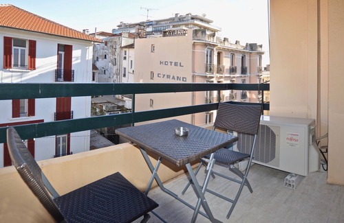 Juan-les-Pins Apartment | ALL COMFORT 50m from the beach, close to shops and train station, in the HEART of Juan les Pins