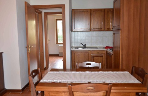 Campiglia Marittima Condo | Apartement mit Klimaanlage und Außenpool