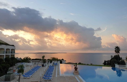 La Croix des Gardes Apartment | Apartment and large terrace with sea view