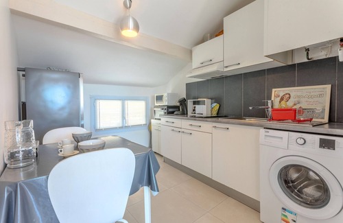 Frejus Plage Apartment | Apartment 'Evasion' with Sea View, Wi-Fi and Air Conditioning