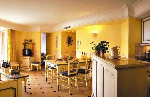 Sainte-Maxime City Centre Apartment | Apartment in Provence with Balcony