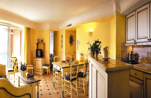 Sainte-Maxime City Centre Apartment | Apartment in Provence with Balcony