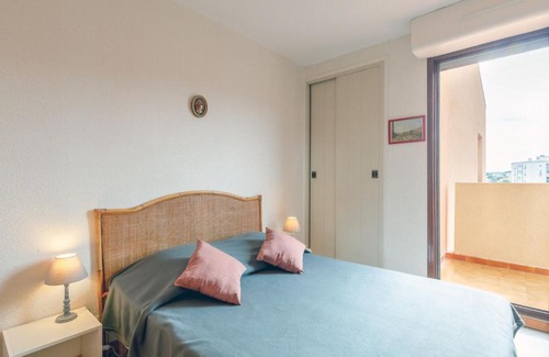 Sainte-Maxime Apartment | Apartment Les Pins Ensoleilles-6 by Interhome