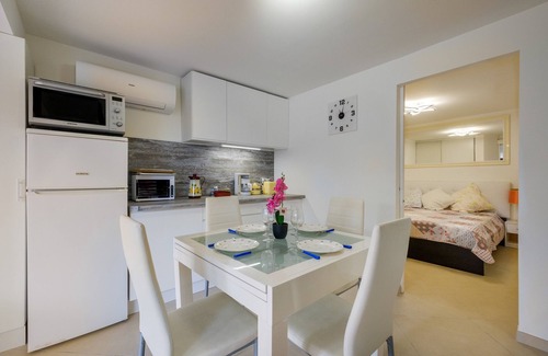 Saint-Jacques Apartment | Apartment 'Villa De Jean-henri' with Private Terrace, Wi-Fi and Air Conditioning