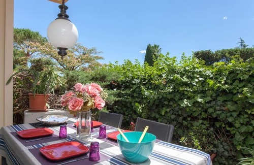 Mandelieu-La-Napoule Apartment | appartement très agréable centre Mandelieu très calme avec air conditionné et grande terrasse avec piscine