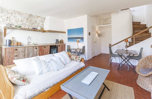 Antibes Old Town Apartment | Atypical duplex in rue Fourmillière